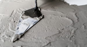 Epoxy Grout vs Cement Grout: Which One Actually Holds Up in Dubai’s Humidity?